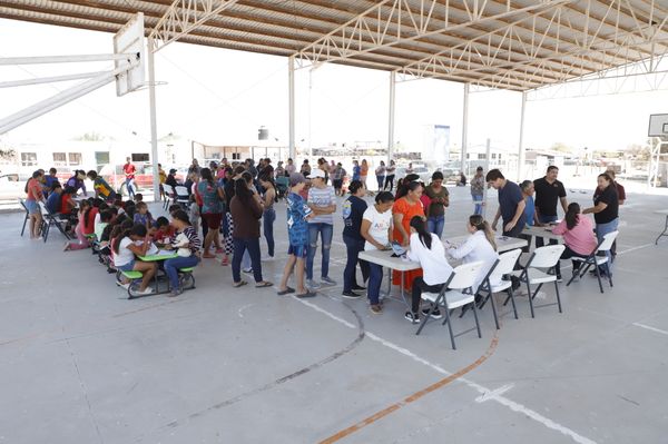 Entrega DIF La Paz apoyos del programa de alimentación escolar a niñas y niños de Los Dolores