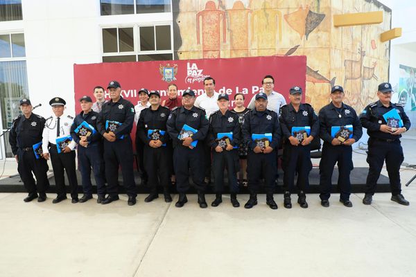 Reconoce Ayuntamiento de La Paz trayectoria de 11 policías municipales en su retiro