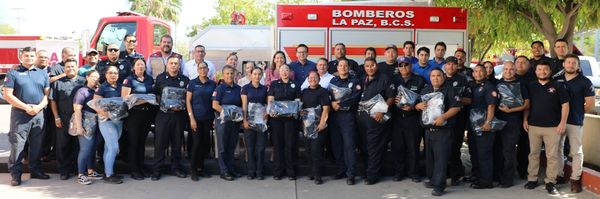 Entrega Alcaldesa uniformes a elementos del Heroico Cuerpo de Bomberos de La Paz