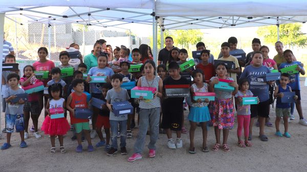 Entrega DIF La Paz 67 pares de calzado escolar en colonia Vista Hermosa