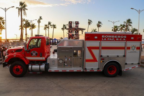 Reciben Bomberos de La Paz un vehículo extintor totalmente nuevo, después de 65 años de rezago