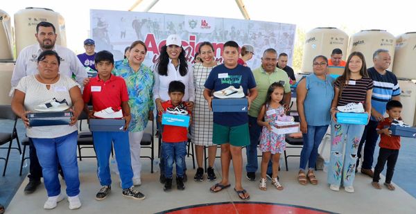 Entrega Alcaldesa de La Paz apoyos sociales a los habitantes de La Matanza