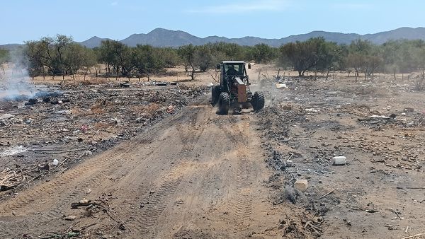 Realizan mantenimiento en tiraderos a cielo abierto en Los Planes y Agua Amarga