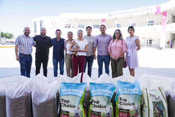 Grupo de jóvenes paceños entrega 300 kilos de croquetas al CEMAC de La Paz