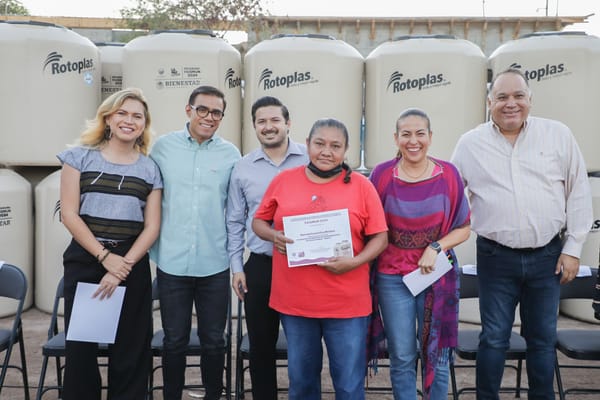 Milena Quiroga encabeza entrega de 80 tinacos en la colonia Vista Hermosa