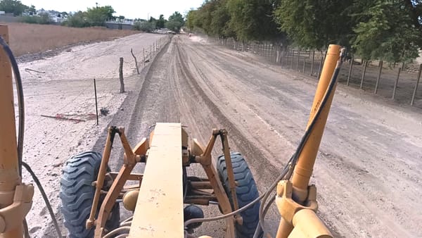 Nivela Servicios Públicos más de 12 kilómetros de accesos alternos de terracería en la ciudad