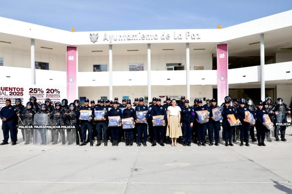 Milena Quiroga entrega uniformes y equipamiento a la Policía Municipal de La Paz