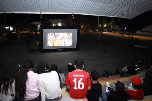 Jóvenes de Los Planes disfrutan de la proyección de cine gratuito