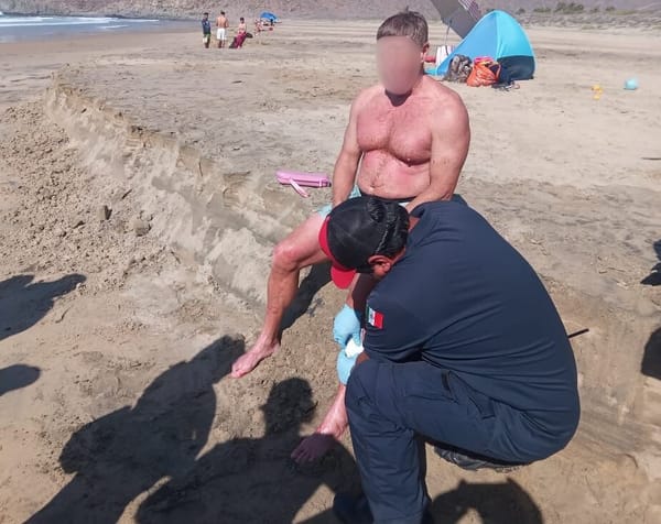 Bomberos salvan a hombre de ahogamiento en playa de Todos Santos