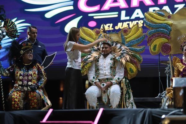 Milena Quiroga corona al Rey de la Alegría y Reina de la Juventud del Carnaval La Paz 2025