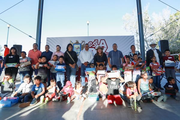 Milena Quiroga entrega calzado a niñas y niños de El Carrizal