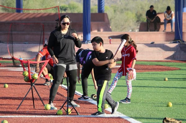 Imparten clases de sóftbol a niñas y niños en el CDM “El Piojillo”