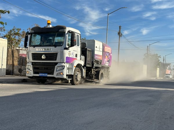 Ayuntamiento de La Paz refuerza labores de limpieza con barredora mecánica