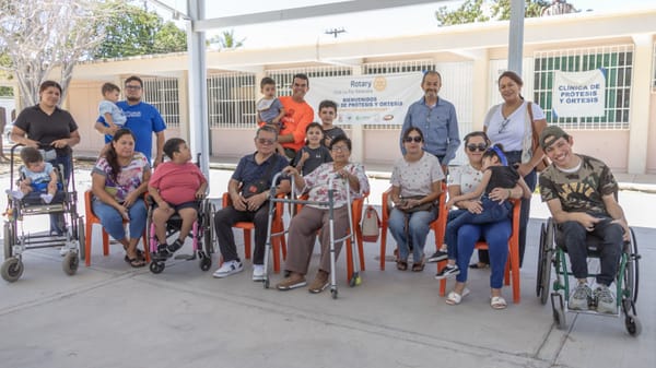 Entregan más de 300 sillas de ruedas a niñas y niños de La Paz
