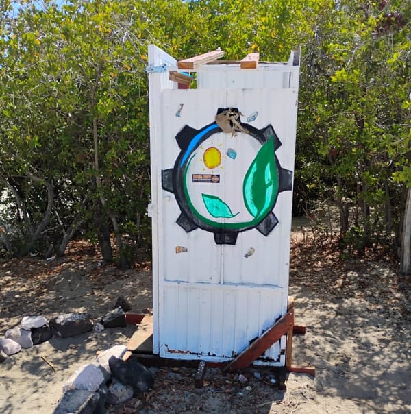 Zofemat La Paz retira baño clandestino de playa Pichilingue