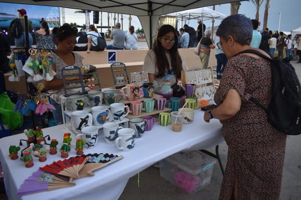 Mercadito Juvenil impulsa el emprendimiento de jóvenes paceños