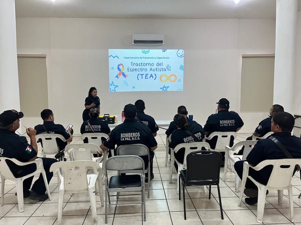 Bomberos de La Paz se capacitan para brindar atención inclusiva durante emergencias