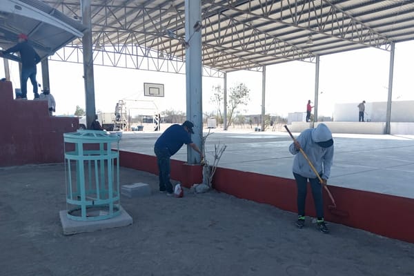 Servicios Públicos realiza trabajos de mantenimiento en canchas y parques de La Paz