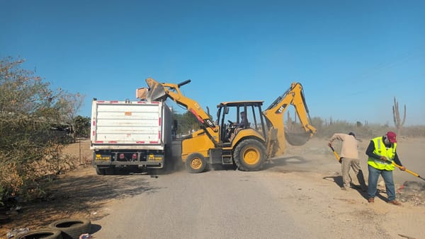 Avanza mantenimiento de espacios públicos con recolección de residuos y riego con agua tratada