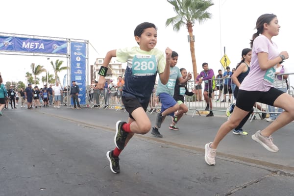 Participan 300 corredores en la Carrera del Día de la Marina 2025