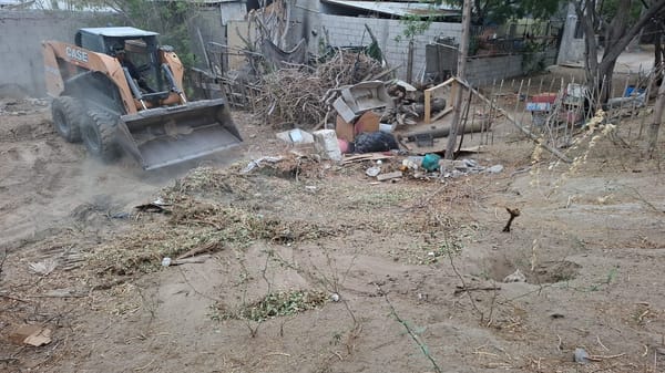 Inician trabajos de limpieza de canal de desagüe paralelo al Sendero de Paz