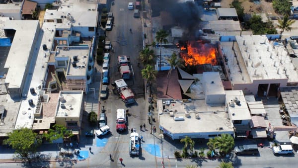 Bomberos de Todos Santos sofocan fuerte incendio en la comunidad
