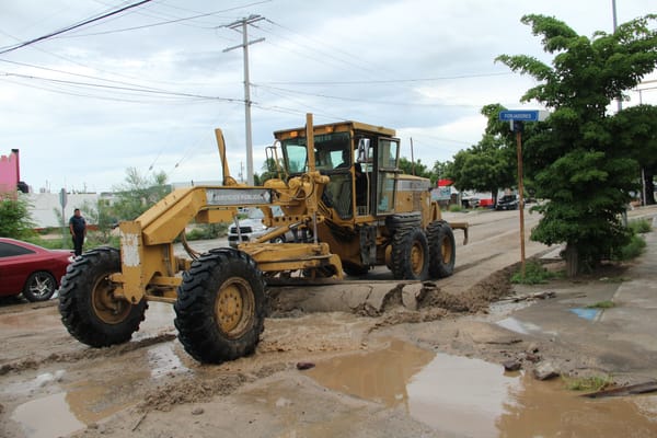 Atiende Servicios Públicos Municipales socavones, vados y canales de desagüe en colonias de La Paz