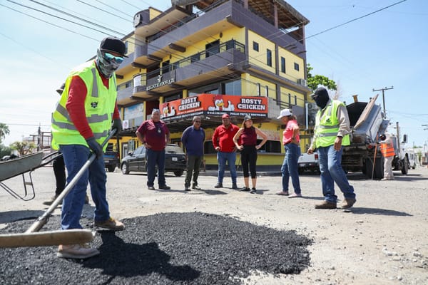 Supervisa Milena Quiroga trabajos de bacheo en el municipio de La Paz
