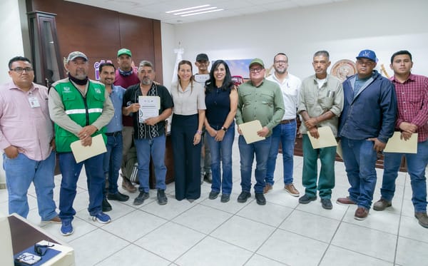 Entrega Milena Quiroga reconocimiento a trabajadores de OOMSAPAS La Paz que enfrentaron contingencia climática en El Carrizal