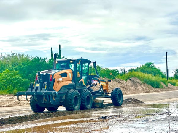 Servicios Públicos limpia vialidades principales tras acumulación de tierra