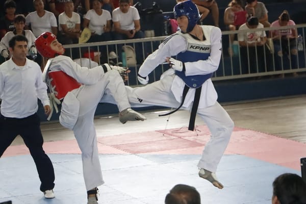 Participan más de 100 taekwondistas en eliminatorias municipales de La Paz