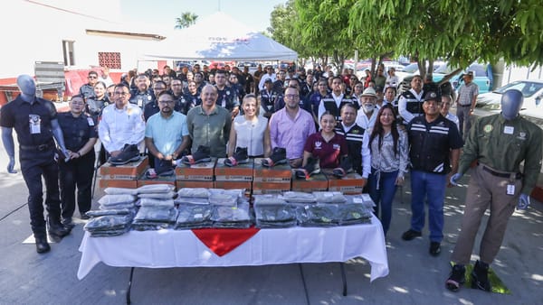 Resalta Milena Quiroga avances en dignificar a cuerpos de emergencia; entrega uniformes a bomberos de La Paz