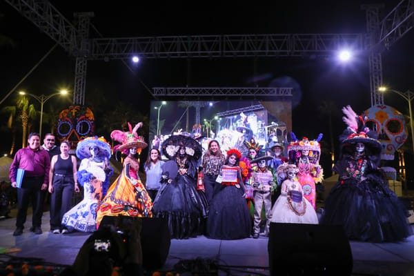 Catrinas y Catrines toman el malecón de La Paz por concurso del Día de Muertos