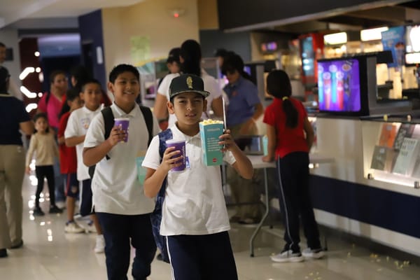 DIF La Paz y Fundación Cinépolis llevan al cine a 200 niñas y niños