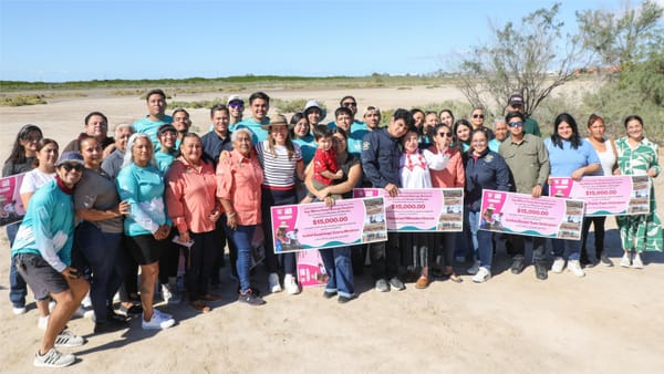 Entrega Milena Quiroga apoyos económicos a 17 jóvenes de Mangles del Manglito