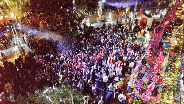 Enciende Milena Quiroga las luces de Navidad en La Paz