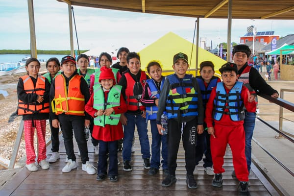 Niñas y niños de comunidades rurales de La Paz ven por primera vez a las ballenas