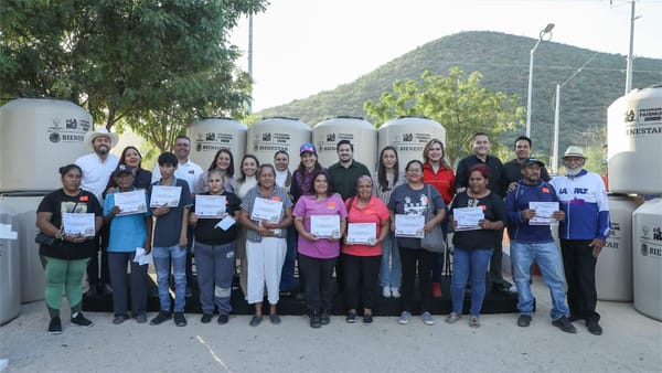 Entrega Milena Quiroga tinacos a familias de escasos recursos