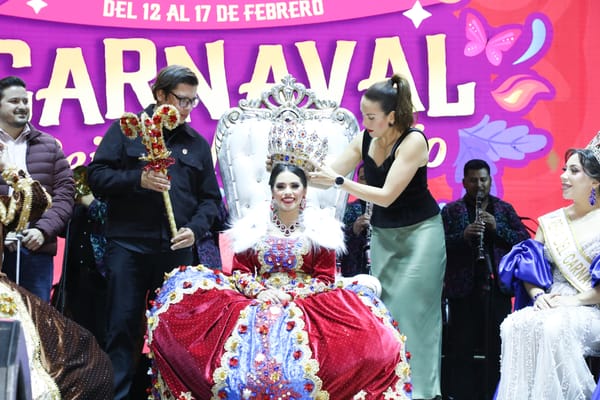 Corona Milena Quiroga a Xihomara I como Reina de la Poesía del Carnaval La Paz 2026