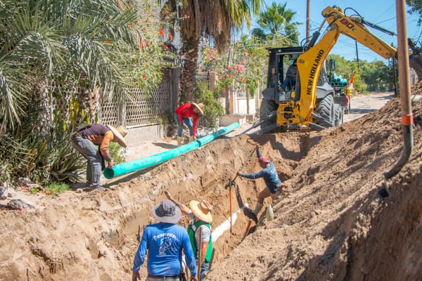 Resuelve OOMSAPAS La Paz problema de derrame de drenaje en colonia Roma