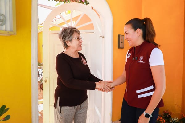 Milena Quiroga recorre la colonia Guaycura para corroborar el suministro de agua potable