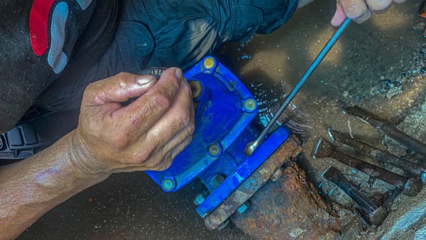 OOMSAPAS La Paz atiende incidencia en válvula del sector Indeco y garantiza normalización del servicio