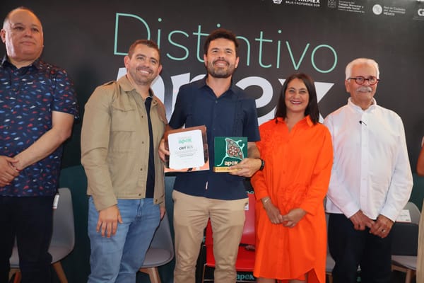Entregan distintivo APEX 2025 a empresarios de La Paz