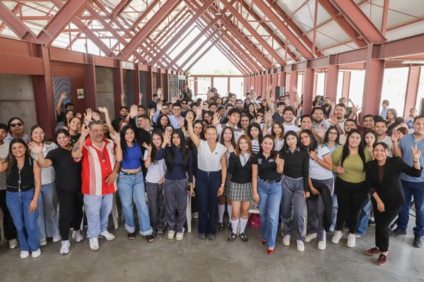 Milena Quiroga escucha y dialoga con juventudes paceñas en el conversatorio “Jóvenes por La Paz”