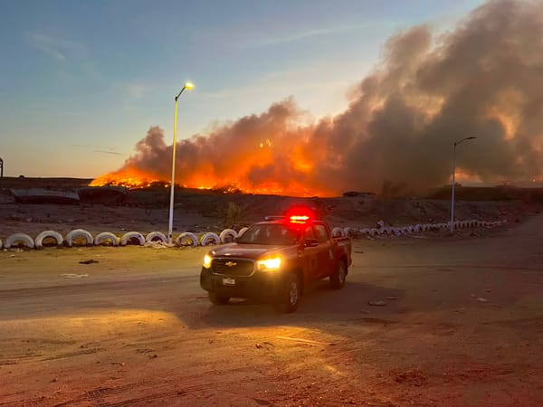 Trabaja Ayuntamiento de La Paz para sofocar incendio en el relleno sanitario